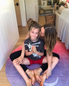 一緒にヨガを楽しむアリシア＆ベアーくん（画像は『Alicea Silverstone　2019年6月14日付Instagram「Yoga time with my precious Bear on our ＠mandukayoga luna sunrise mat.」』のスクリーンショット）