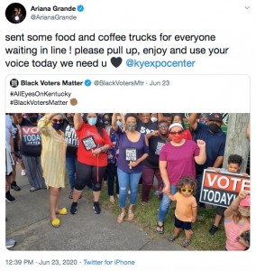 アリアナからのサプライズに感謝する有権者達（画像は『Ariana Grande　2020年6月23日付Twitter「sent some food and coffee trucks for everyone waiting in line !」』のスクリーンショット）