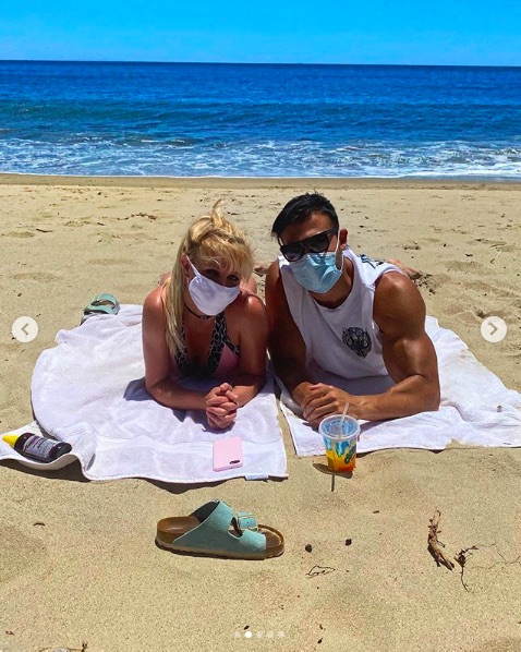 ビーチデートに繰り出したブリトニー＆サムさん（画像は『Britney Spears　2020年6月22日付Instagram「All you need is love and the beach ….」』のスクリーンショット）