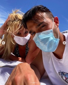 マスクを着用したままキメ顔を見せる2人（画像は『Britney Spears　2020年6月22日付Instagram「All you need is love and the beach ….」』のスクリーンショット）