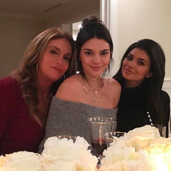 カミングアウトした父を称賛するケンダル＆カイリー（画像は『Caitlyn Jenner　2016年11月24日付Instagram「Happy Thanksgiving to all my friends and family」』のスクリーンショット）