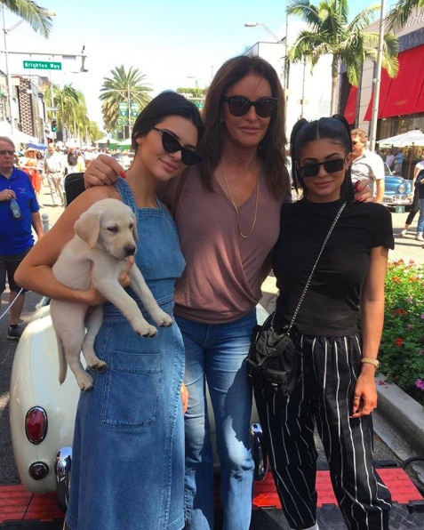 ケンダル＆カイリー、父の日をケイトリン・ジェンナーとともに（画像は『Caitlyn Jenner　2017年6月18日付Instagram「Good day at the Father’s Day car show on Rodeo Drive with my girls.」』のスクリーンショット）
