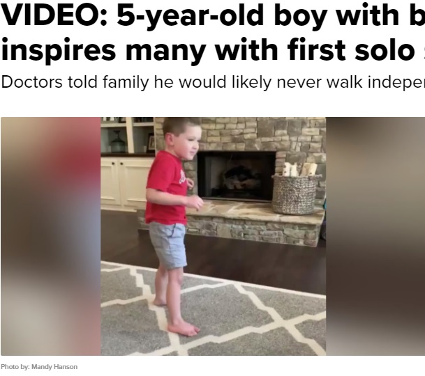 初めて自分で1人で歩いた5歳男児（画像は『ABC Action News　2020年6月20日付「VIDEO: 5-year-old boy with brain condition inspires many with first solo steps」（Photo by: Mandy Hanson）』のスクリーンショット）