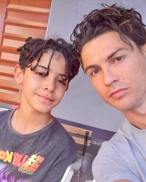 髪型までパパそっくりのクリスティアーノ・ロナウド・ジュニアくん（画像は『Cristiano Ronaldo　2020年6月16日付Instagram「Nem quero acreditar que o meu menino já tem 10 anos!」』のスクリーンショット）