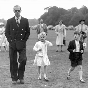 エディンバラ公を見つめるチャールズ皇太子とアン王女（画像は『The Royal Family　2020年6月21日付Instagram「Wishing you all a happy ＃fathersday」』のスクリーンショット）