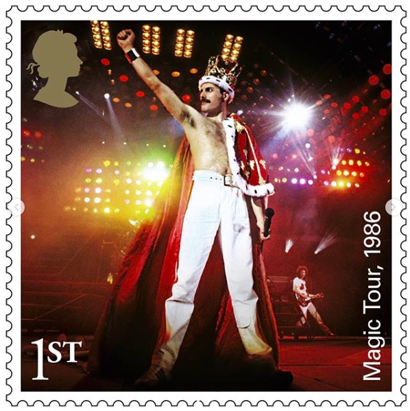 「クイーン」伝説のフロントマン、フレディ・マーキュリー（画像は『Royal Mail　2020年6月24日付Instagram「＃Queen - one of the greatest live acts of all time.」』のスクリーンショット）