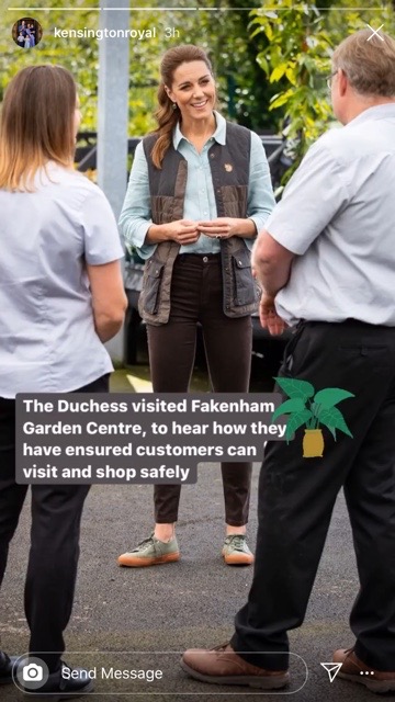 ガーデニング仕様のファッションもエレガントなキャサリン妃（画像は『Duke and Duchess of Cambridge　2020年6月19日付Instagram』のスクリーンショット）