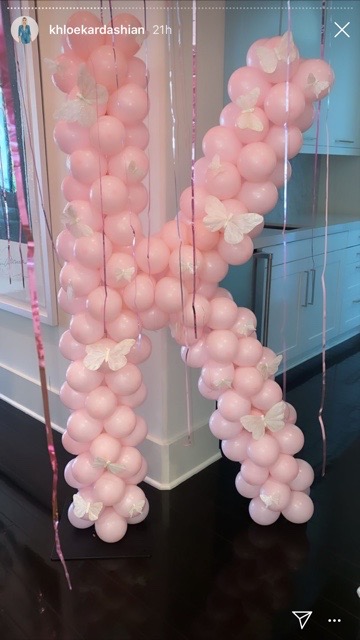 ピンク×白はクロエの定番カラー（画像は『Khloé　2020年6月27日付Instagram』のスクリーンショット）