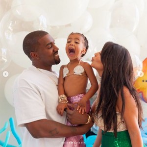 父カニエに抱っこされるノースちゃん（画像は『Kim Kardashian West　2020年6月15日付Instagram「Happy 7th Birthday to my first born baby North!」』のスクリーンショット）
