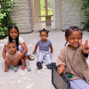 4人の子供達が勢ぞろい（画像は『Kim Kardashian West　2020年6月10日付Instagram「My whole heart」』のスクリーンショット）