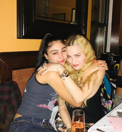 仲良く寄り添うマドンナ（右）と長女ローデス（画像は『Madonna　2018年10月14日付Instagram「Happy Birthday to My Darling Lolita!」』のスクリーンショット）