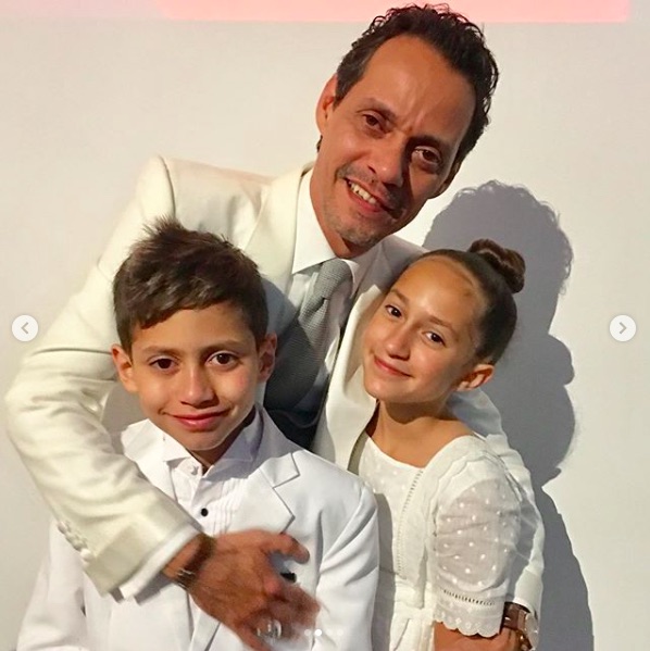 元夫マーク・アンソニーと双子達（画像は『Jennifer Lopez　2020年6月21日付Instagram「Happy Father’s Day flaco!!」』のスクリーンショット）