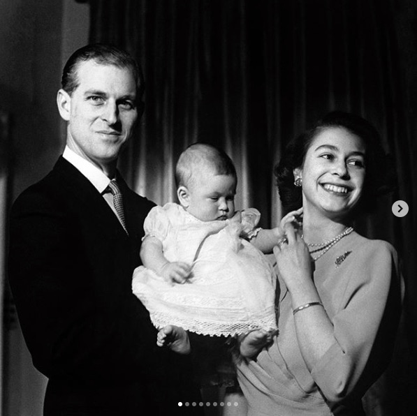 チャールズ皇太子誕生後の家族ショット（1949年頃）（画像は『The Royal Family　2020年6月10日付Instagram「Wishing The Duke of Edinburgh a very happy birthday!」』のスクリーンショット）