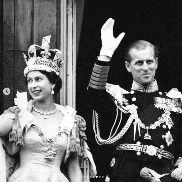 エリザベス女王の即位式にて（1953年）（画像は『The Royal Family　2020年6月10日付Instagram「Wishing The Duke of Edinburgh a very happy birthday!」』のスクリーンショット）