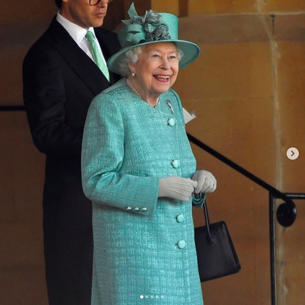 笑顔で特別式典に出席したエリザベス女王（画像は『Duke and Duchess of Cambridge　2020年6月13日付Instagram「To mark The Queen’s Official Birthday today, Her Majesty viewed a military ceremony in the Quadrangle of Windsor Castle.」』のスクリーンショット）