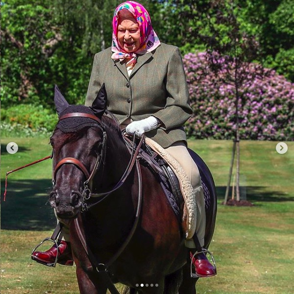 颯爽と馬を乗りこなすエリザベス女王（画像は『The Royal Family　2020年5月31日付Instagram「The Queen is pictured riding Fern - a 14 year-old Fell Pony - in Windsor Home Park this weekend.」』のスクリーンショット）