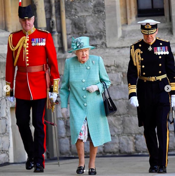 ロックダウン以降、初めて公の場に姿を見せたエリザベス女王（画像は『Duke and Duchess of Cambridge　2020年6月13日付Instagram「To mark The Queen’s Official Birthday today, Her Majesty viewed a military ceremony in the Quadrangle of Windsor Castle.」』のスクリーンショット）