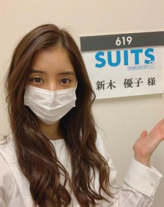 新木優子のマスク姿（画像は『新木優子　2020年6月8日付Instagram「“SUITSシーズン2”の撮影が再開しました!!」』のスクリーンショット）