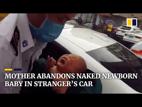 警察官に保護された新生児（画像は『South China Morning Post　2020年6月4日公開 YouTube「Mother abandons naked newborn baby in stranger’s car」』のサムネイル）