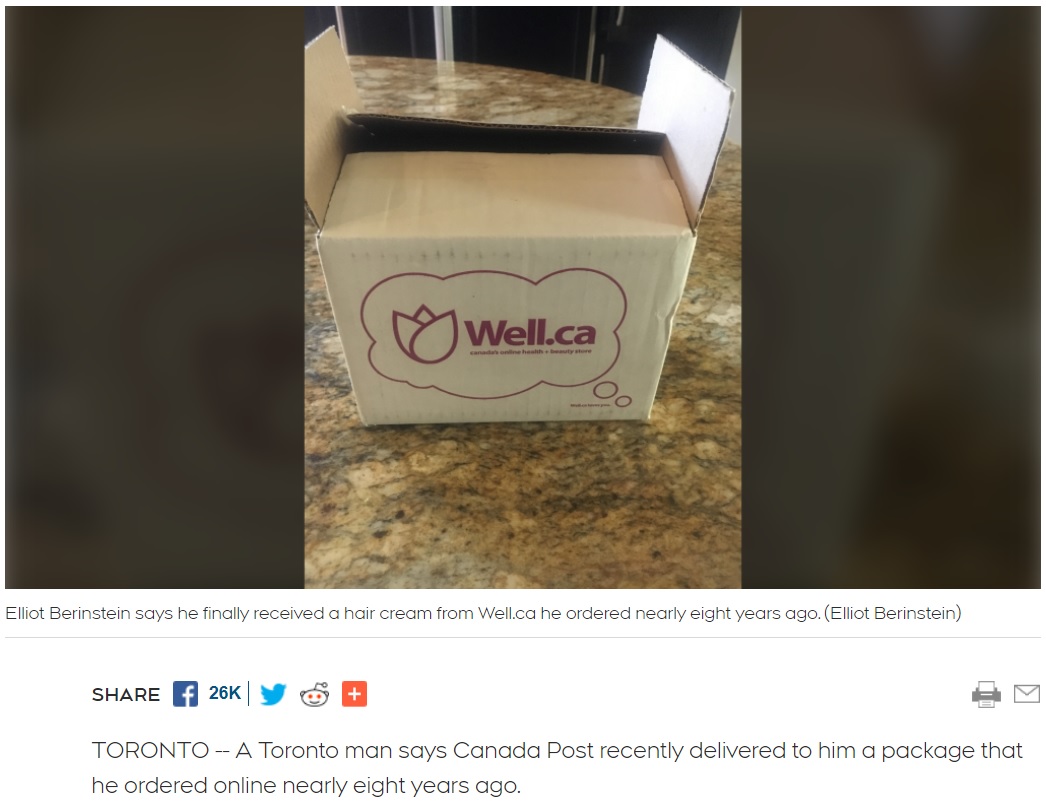 実際に届いた荷物（画像は『CTV News　2020年5月26日付「Toronto man says Canada Post just delivered package he ordered 8 years ago」（Elliot Berinstein）』のスクリーンショット）