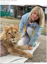 【海外発！Breaking News】観光客との記念撮影のため脚を折られたライオンの子供、今は歩けるように　怒りのプーチン大統領が捜査命令（露）＜動画あり＞