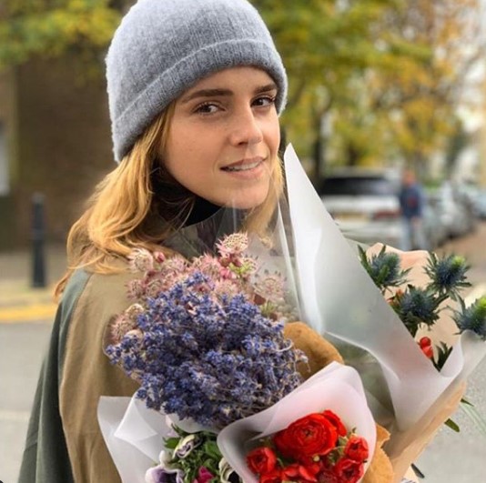 黒塗りの画面を3回投稿したエマ（画像は『Emma Watson　2019年11月5日付Instagram「Thank you to everyone who worked so hard on my British Vogue cover.」』のスクリーンショット）