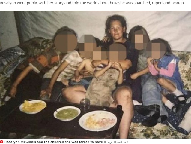 救助される前の子供たちと一緒のロザリンさん（画像は『Mirror　2020年5月31日付「Woman kidnapped by own stepdad for 20 years - and forced to have nine children」（Image: Herald Sun）』のスクリーンショット）
