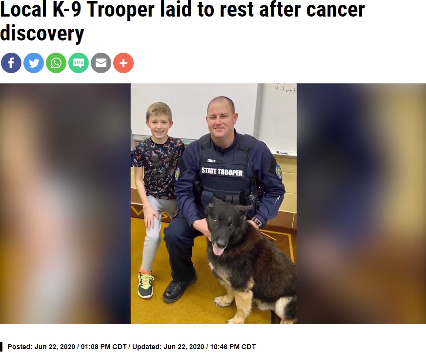 ハンドラーの家族と並ぶ、元気だった頃の警察犬“キューバ”（画像は『OzarksFirst.com　2020年6月22日付「Local K-9 Trooper laid to rest after cancer discovery」』のスクリーンショット）