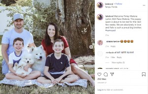 ローラさん一家と一緒の2頭（画像は『Lora Lala Larkin　2020年1月27日付Instagram「Welcome Finley Malone Larkin AKA Paws Malone.」』のスクリーンショット）