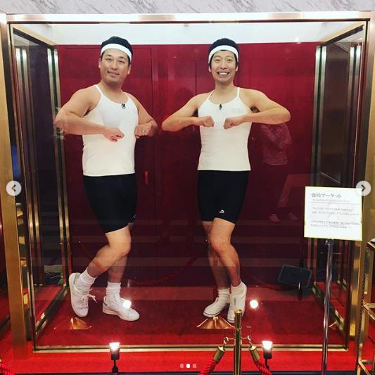 藤崎マーケットの田崎佑一とトキ（画像は『藤崎マーケット・トキ　2019年4月1日付Instagram「平成最後のラララライ仕事でございました。」』のスクリーンショット）