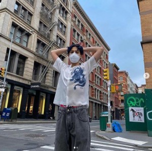人影がないNYの街角に立つkemio（画像は『kemio　2020年5月28日付Instagram「気分転換にスーパーにお洒落して行った嬉しかった」』のスクリーンショット）