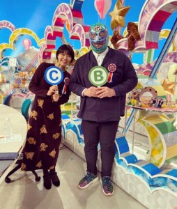 Negicco・Meguとスーパー・ササダンゴ・マシン（画像は『ぽんちゃさん　2020年1月31日付Instagram「クイズは正解できませんでした。」』のスクリーンショット）