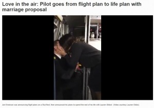 機内でのプロポーズを受けてキスをする2人（画像は『10News WTSP　2017年12月28日付「Love in the air: Pilot goes from flight plan to life plan with marriage proposal」（Video courtesy Lauren Gibbs）』のスクリーンショット）