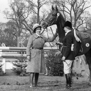 馬を愛するエリザベス女王（画像は『The Royal Family　2020年5月31日付Instagram「The Queen is pictured riding Fern - a 14 year-old Fell Pony - in Windsor Home Park this weekend.」』のスクリーンショット）