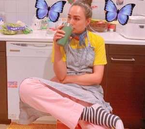 キッチンで飲むのを「今日で暫くやめよー」と決意する佐田真由美（画像は『SADA MAYUMI　2020年5月30日付Instagram「やばいね」』のスクリーンショット）