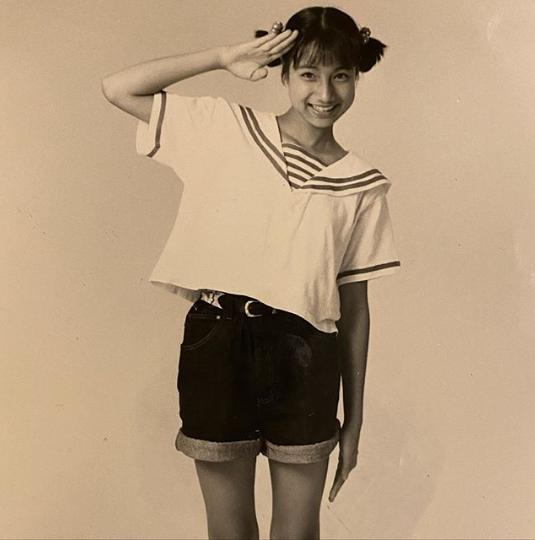 佐田真由美、12～13歳頃のモノクロショット（画像は『SADA MAYUMI　2020年6月1日付Instagram「健康的な美が眩しい」』のスクリーンショット）