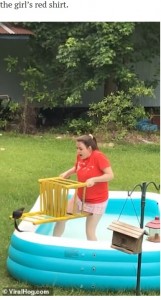 ようやくイスの背もたれ部分にリスが乗ったものの…（画像は『TrendsWide　2020年6月10日付「Hilarious moment girl attempts to rescue squirrel from kid’s paddling pool」（ViralHog.com）』のスクリーンショット）