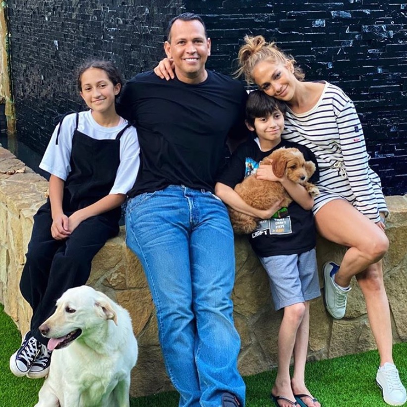 ジェニファー・ロペスの息子マックスくん、子犬をプレゼントされ大喜び！（画像は『tbdpupofficial　2020年6月12日付Instagram「My first family photo!」』のスクリーンショット）