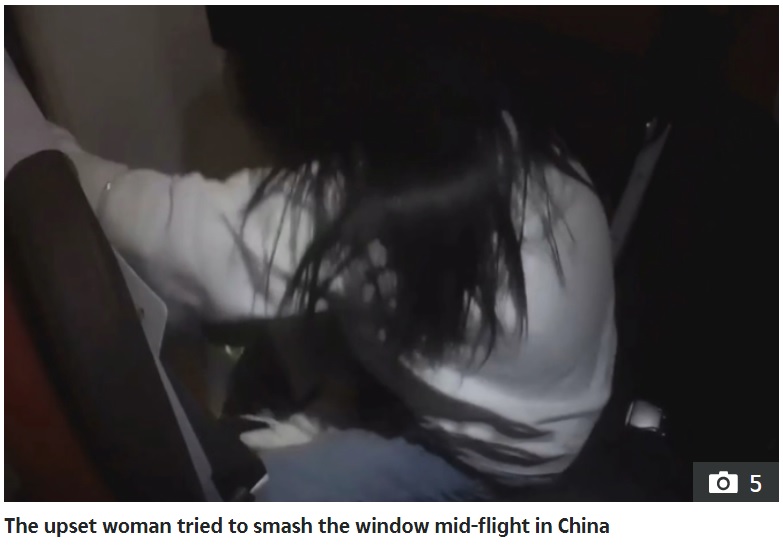 機内で酔っ払い大暴れした女（画像は『The Sun　2020年6月15日付「MILE HIGH MELTDOWN Woman tries to smash plane window mid flight during furious row with her boyfriend」』のスクリーンショット）