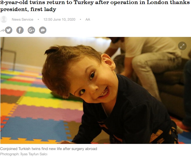 分離され笑顔を見せる双子の1人（画像は『Yeni Şafak　2020年6月10日付「Turkey: Conjoined twins return after medical op in UK」（Photograph: İlyas Tayfun Salcı）』のスクリーンショット）
