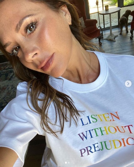 LGBTQコミュニティを支援するTシャツを着たヴィクトリア・ベッカム（画像は『Victoria Beckham　2020年6月12日付Instagram「I’ve always felt a deep connection to the LGBTQ＋ community and am proud to help support their continued message of positive change and inclusivity.」』のスクリーンショット）