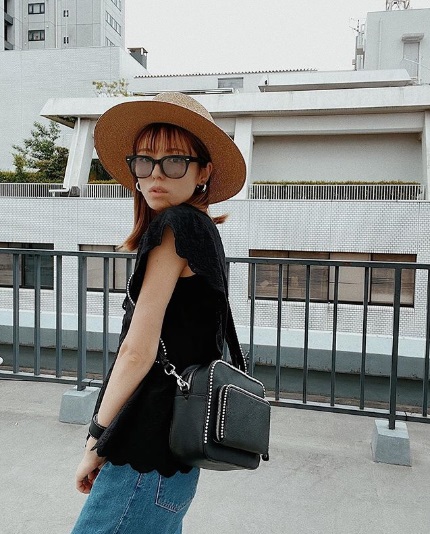 若槻千夏が番組で紹介した自身のブランドのバッグ（画像は『若槻千夏　2020年5月22日付Instagram「o o t d」』のスクリーンショット）