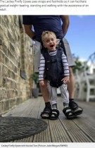 【海外発！Breaking News】脳性麻痺の4歳児、特別なハーネスで初めて自分の足で歩く（英）＜動画あり＞
