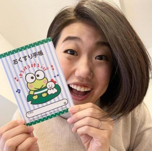 お薬手帳を手にする横澤夏子（画像は『横澤夏子　2020年4月28日付Instagram「＃けろっぴのおくすり手帳を送ってくださった方がいたのよー！」』のスクリーンショット）