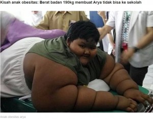 一時は193キロもあったアリヤ君（画像は『LINE TODAY　2020年1月27日付「Perjuangan Arya, anak obesitas yang berhasil turunkan bobot 110 kg selama 3 tahun」（Foto: Kompas）』のスクリーンショット）