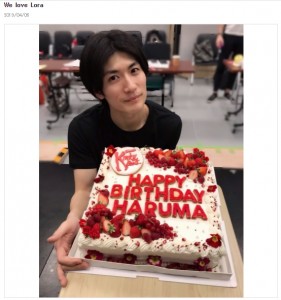 2019年4月5日、29歳の誕生日の三浦春馬さん（画像は『飯野めぐみオフィシャルブログ　2019年4月6日付「We love Lora」』のスクリーンショット）