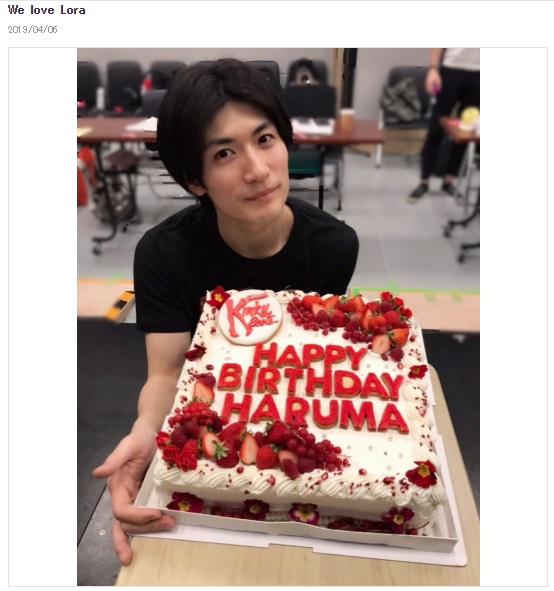 2019年4月5日、29歳の誕生日の三浦春馬さん（画像は『飯野めぐみオフィシャルブログ　2019年4月6日付「We love Lora」』のスクリーンショット）