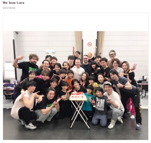 2019年『キンキーブーツ』通し稽古の際に三浦春馬さんの誕生日祝い（画像は『飯野めぐみオフィシャルブログ　2019年4月6日付「We love Lora」』のスクリーンショット）