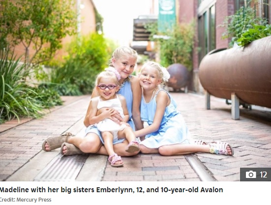 妹が大好きな姉2人とマデリンちゃん（画像は『The Sun　2020年7月1日付「GRIN AND BEAR IT Our little girl can’t stop smiling despite living in agony with incurable rare disease」（Credit: Mercury Press）』のスクリーンショット）