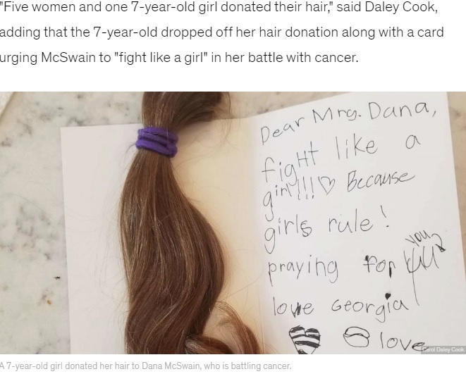 7歳の少女が贈った髪とカード（画像は『Good Morning America　2020年7月28日付「Mom with cancer surprised with custom wig made of friends’ hair」（Carol Daley Cook）』のスクリーンショット）